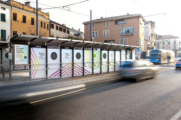 campagna pubblicitaria fermata tram